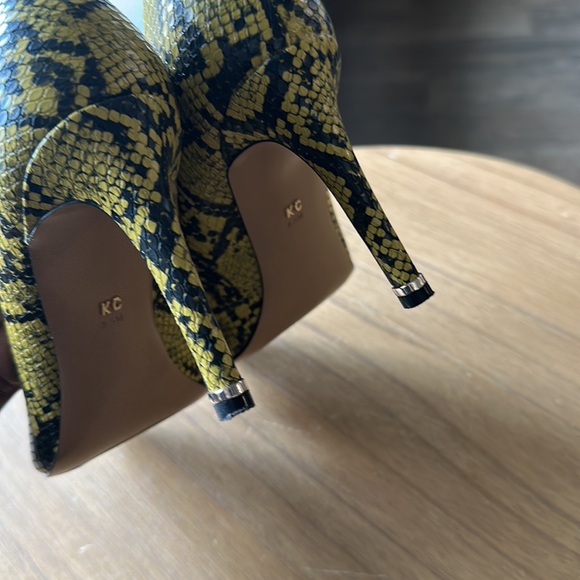 Riley Snake Pump
Kenneth Cole size 8.5 - Picture 10 of 10